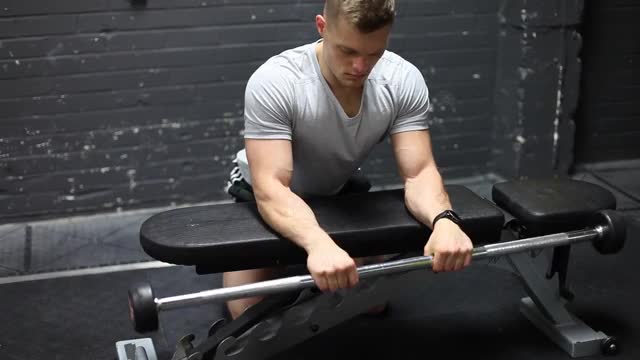 11 Tips How to Get Bigger Forearms and Wrist (Wrist curl)